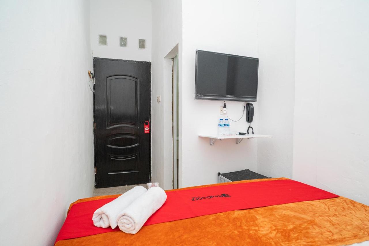 Hotel Reddoorz @ Aralia Harapan Indah Pulokendal Esterno foto