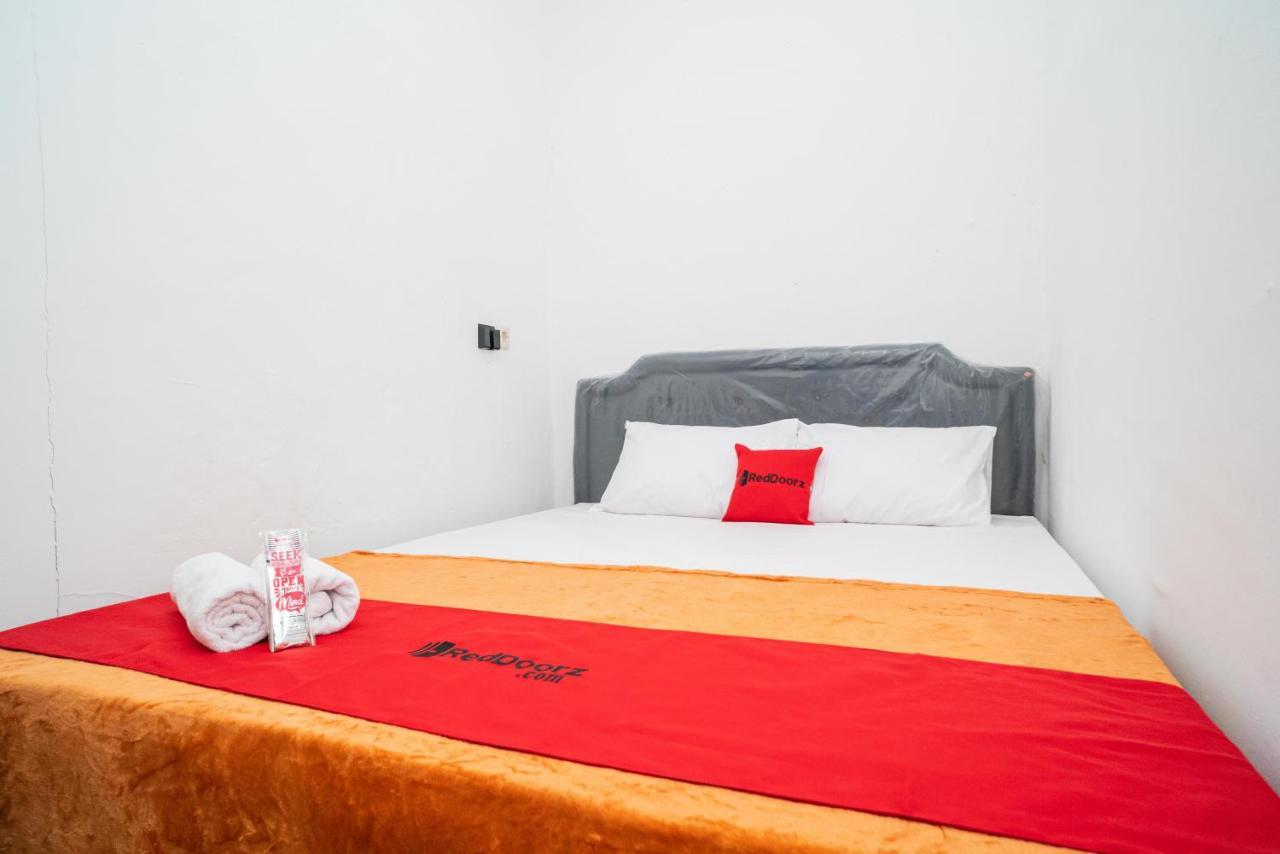 Hotel Reddoorz @ Aralia Harapan Indah Pulokendal Esterno foto
