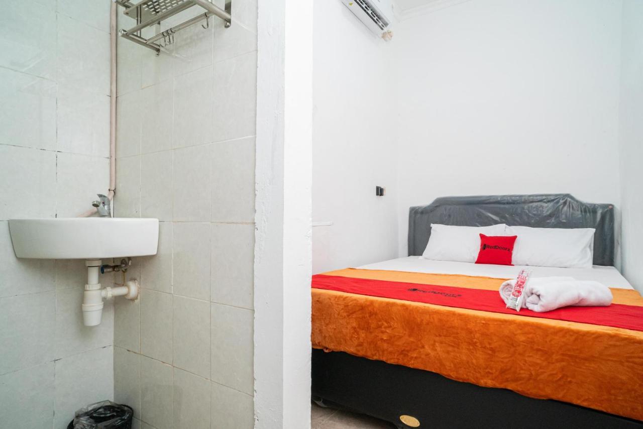 Hotel Reddoorz @ Aralia Harapan Indah Pulokendal Esterno foto