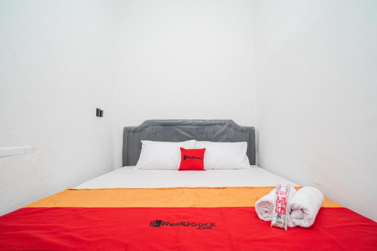 Hotel Reddoorz @ Aralia Harapan Indah Pulokendal Esterno foto