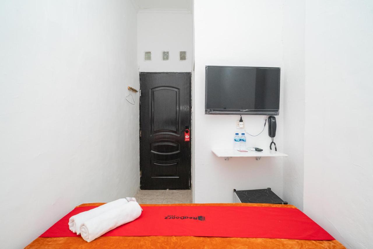Hotel Reddoorz @ Aralia Harapan Indah Pulokendal Esterno foto