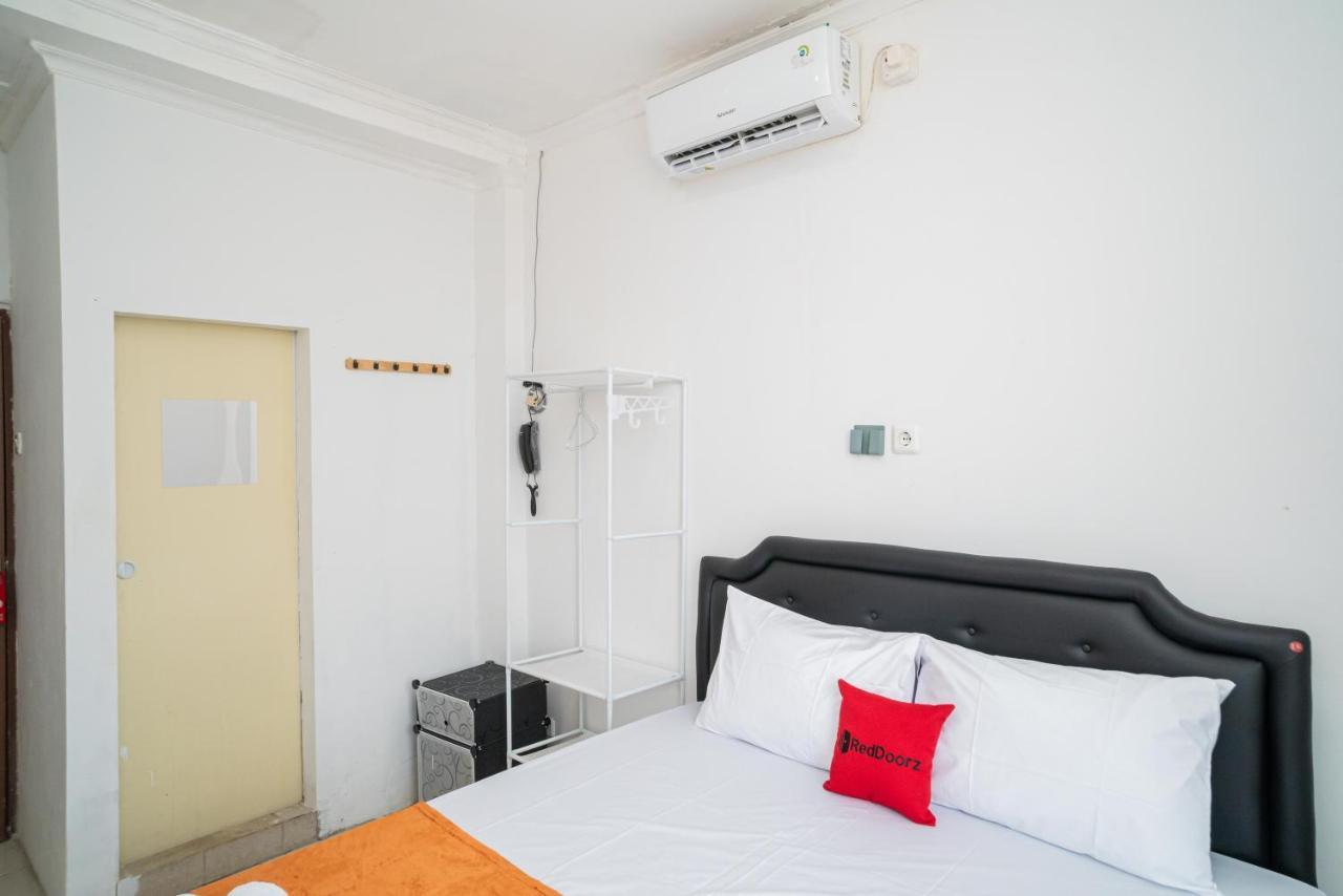 Hotel Reddoorz @ Aralia Harapan Indah Pulokendal Esterno foto