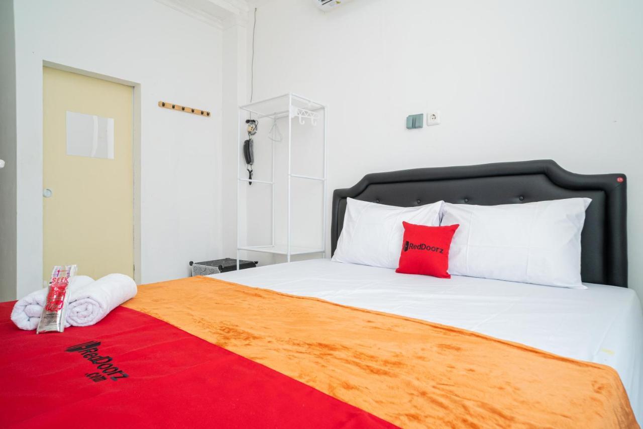 Hotel Reddoorz @ Aralia Harapan Indah Pulokendal Esterno foto
