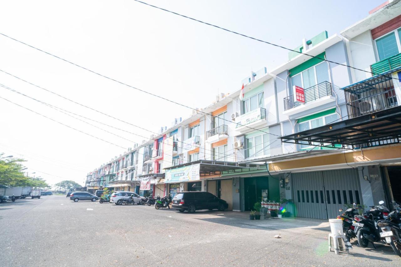 Hotel Reddoorz @ Aralia Harapan Indah Pulokendal Esterno foto